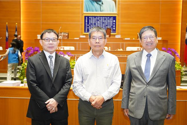 新竹县议员何智达（中）26日建议县府推动定点收垃圾试验计画；县长杨文科（右）表示将会研究、讨论；左为议长张镇荣。（新竹县政府提供／陈育贤新竹传真）