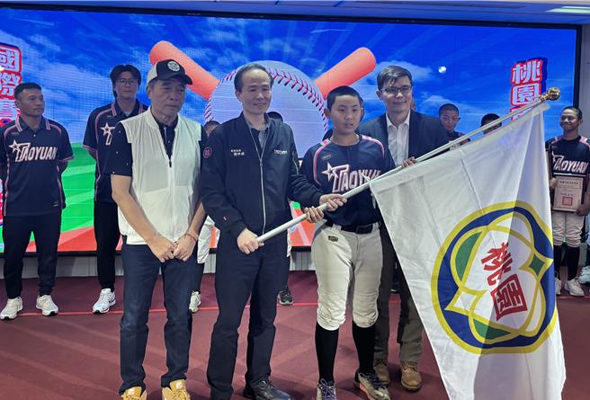 桃園市少棒代表隊榮獲TOTO盃全國冠軍，將代表台灣出征2025年美國小馬聯盟亞太區少棒錦標賽，桃園市教育局長劉仲成26日親自授旗表揚，盼選手們再創佳績，為國爭光。（姜霏攝）