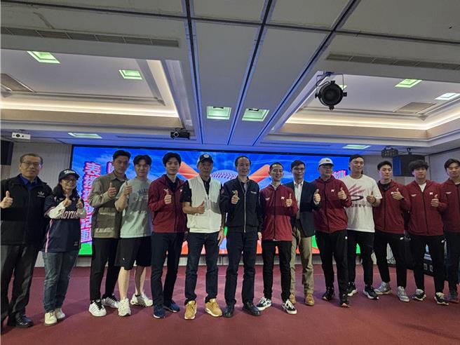 桃園市少棒代表隊榮獲TOTO盃全國冠軍，將代表台灣出征2025年美國小馬聯盟亞太區少棒錦標賽，桃園市教育局長劉仲成26日親自授旗表揚，盼選手們再創佳績，為國爭光。（姜霏攝）