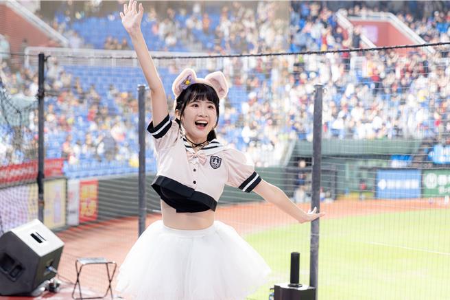 乐天女孩沈珈妤打扮活力缤纷，卖力跟观眾互动。（乐天桃猿提供）