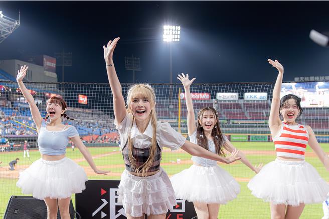 禹菡（中）开心有听到观眾的应援。（乐天桃猿提供）