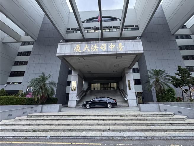 股市分析书赵姓作家去年3月间向古姓被害人谎称，欲成立基金会，不仅握有国家级投资讯息且「幕后老板为赖清德总统」，诈得会员费100万元，检方26日依诈欺取财等罪起诉赵男与其蔡姓女助理。（本报资料照片／潘虹恩台中传真）