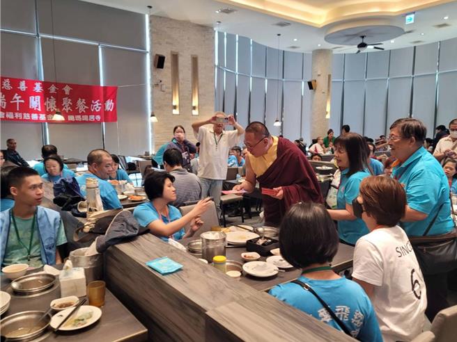 端午佳节将届，财团法人台南市私立噶玛噶居寺蒋扬社会福利慈善基金会26日中午举办「粽香有爱－端午关怀聚餐」活动，邀请南瀛脊髓损伤关怀协会、台南市脊髓损伤关怀协会、台南市脑性麻痹之友协会等社福团体及街友等150人享用美食，基金会创办人洛本天津仁波切也特地到场发放福田金祝福眾人。（噶居寺蒋扬慈善基金会提供／洪荣志台南传真）