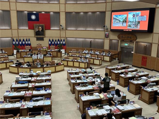 三峡车祸引发学校家长接送区安全疑虑，新北市议员卓冠廷今（26）日在议会质询提到，希望新北市府能够通盘检讨全市341间学校的家长接送区是否安全。（资料照）