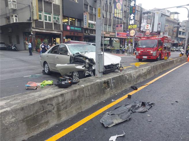 三峡车祸引发学校家长接送区安全疑虑。（本报资料照片）
