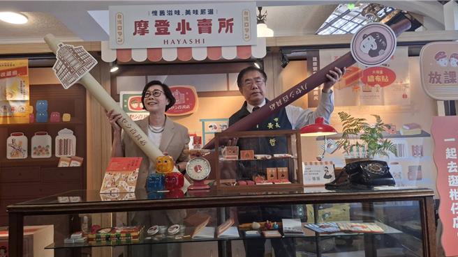 台南市长黄伟哲（右）与林百货总经理陈慧姝（左）一起出席林百货11周年庆宣传。（程炳璋摄）