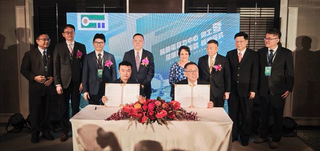 美超微副總裁張寬裕（後排左二起）、台灣區總經理Edmond Liu、國瑞集團總裁林博文、關島總督卡蕾露、中華系統整合董事長吳明德、資策會資深策略總監王瑞民等見證下，國瑞綠能董事長王順仁（前排左起）、PacSun投資公司董事長吳宏聲簽屬MOU。（國瑞集團提供）