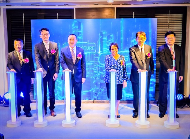 中華系統整合董事長吳明德（左起）、美超微副總裁張寬裕、國瑞集團總裁林博文、關島總督卡蕾露、德晉科技副董事長古直、資策會資深策略總監王瑞民，共同為「純綠電AI算力中心」進行啟動儀式。（國瑞集團提供）