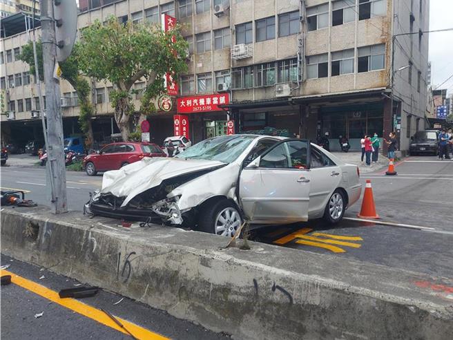 78岁余姓老翁在新北市北大国小外横衝直撞，造成3死12伤的重大车祸，自己也因重伤至今无法进行笔录，今（26）日传出余翁两子已从国外返国处理，至于自称余翁女儿的女网友贴文，三峡警分局表示，无关案情部分无法查证。（资料照）