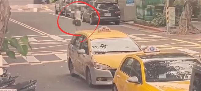 陆配边走边拍摄国小学童。（翻摄画面）