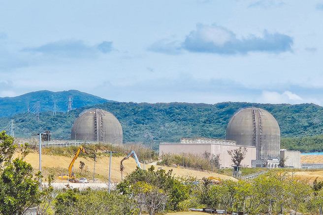 国内民意已多数转向支持核电，国外友人亦纷纷建议我国续用核电，例如辉达执行长黄仁勋公开支持核电。图为17日已全面停机的台电核三厂。（本报资料照片）