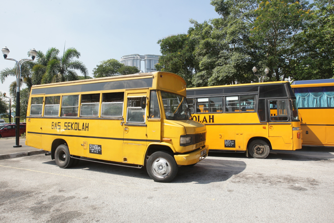 台中某中學校車駕駛因為駕照早已被吊銷，遭警方攔查舉發。（圖：shutterstock／達志）