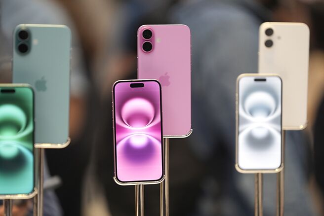 川普以課25％關稅逼蘋果回美製造，專家認為，從法律到小螺絲，都是問題。圖／美聯社