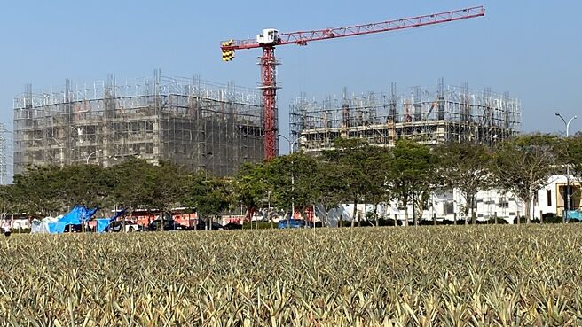 台南高铁站生活圈具备交通、百货、沙崙智慧绿能科学城等重大建设，加上近期的AMD台南研发中心，以及沙崙生态科学园区的设置，区域大楼房价已从2020年的每坪22万到25万元，翻倍到目前的5字头。图／本报资料照片