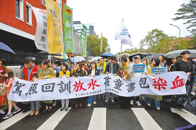 交通部长陈世凯昨在脸书宣布，将加重无照驾驶惩罚。图为多个民团25日在台北市举行游行活动，针对交通安全提出3大诉求。（黄世麒摄）