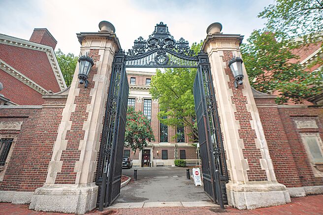 美国总统川普禁止哈佛大学招收国际学生，恐让即将成为哈佛人的外籍生梦碎。图为哈佛大学校园。（新华社）