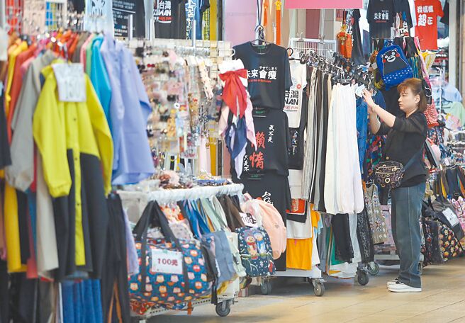 川普高关税压力，主计长陈淑姿日前于立法院答询时坦言，全年经济成长率保3有困难。图为服饰店员工正在整理展示商品。（本报资料照片）