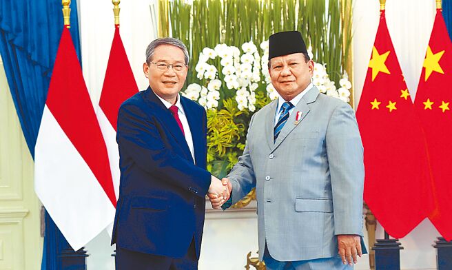 大陆国务院总理李强25日在印尼总统府与印尼总统普拉伯沃举行会谈。（新华社）