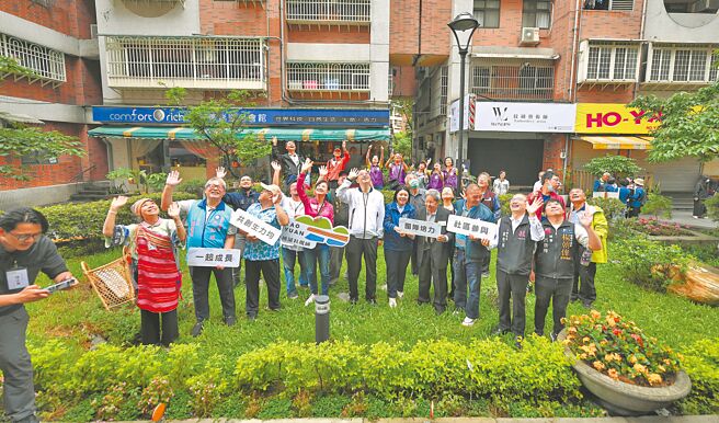 桃园市长张善政（前排右六）25日表扬36组社区规画团队，并到八德区陆光四村的社区改造点，实地感受改善后的人本环境。（蔡依珍摄）