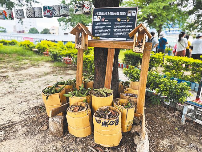 仁德社区在幸福河畔筑起枝叶园圃。（潘虹恩摄）