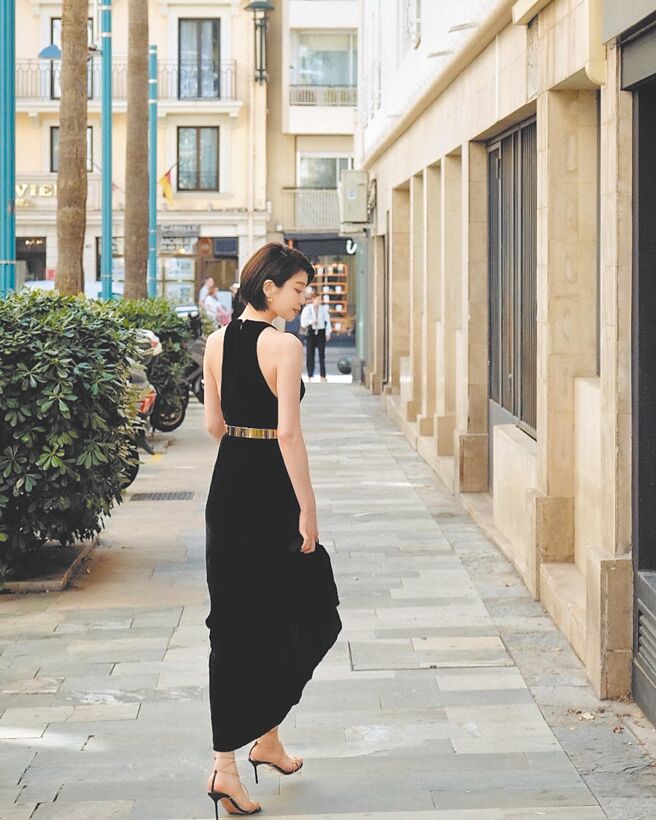 蔡淑臻赴坎城影展时，脚踩Aquazzura鞋款成焦点。（Aquazzura提供）