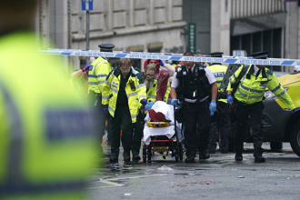 影》英超封王遊行遭汽車衝撞！球迷「像保齡球倒下」近50傷