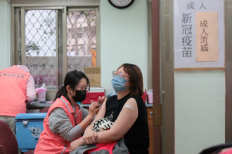 這波新冠很凶「口罩工廠狂加班」 網哀：全辦公室都中鏢