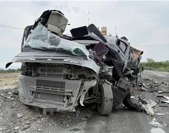 屏東2輛砂石車對撞   1名駕駛噴飛遭輾斃   肇事運匠竟酒駕