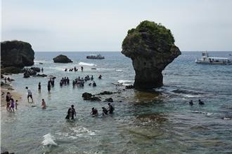 小琉球民宿傳偷拍！女遊客洗澡驚見「窗戶外伸出手機」