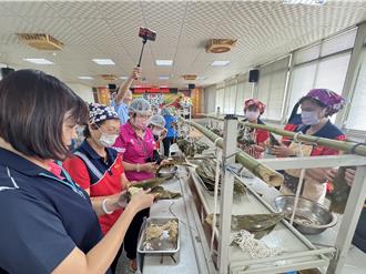 潭子農會邀3里家政班媽媽包粽 300顆愛心粽捐贈惠明盲校