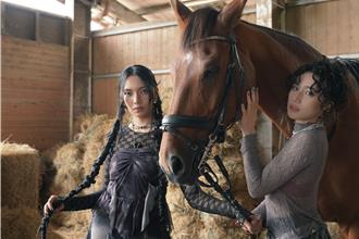 双人女子组合KAXA 推出首支单曲   团员Kaį意外被马咬