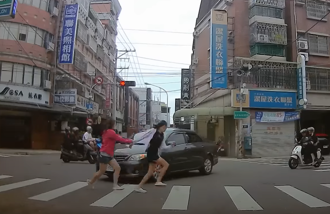 台中轎車左轉急加速！2女斑馬線上牽手狂逃  網怒：根本蓄意殺人