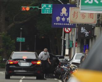 李俊俋遭爆用公务车送爱犬、拿餐点！吴思瑶：持续监督不能再犯