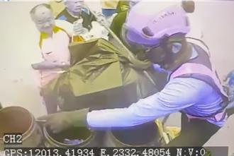 不滿垃圾遭破袋退回！男持棍等垃圾車 見清潔員爆打攻擊