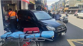 又是無照！七旬翁倒車失控撞傷騎士再撞2車  現場影片曝