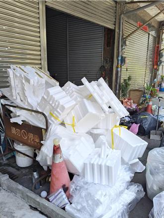 台中大雅住宅遭丟大量廢棄保麗龍　里長接獲陳情報警