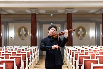 火吻後重拾琴弓 小提琴巨星奧古斯汀再度登台