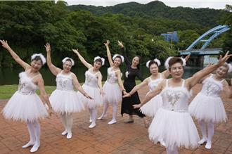 新北坪林松年大學舞蹈班展成果 銀髮芭蕾舞者展現力與美