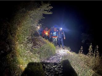 玉山攻頂驚傳意外！領隊疑中風受困　警消漏夜救援下山