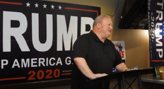 川普赦免一名貪汙重罪警長 稱他是前政府司法下的受害者