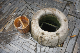 劉伯溫討水喝 婦故意在碗裡撒穀殼 多年後才知她太有智慧