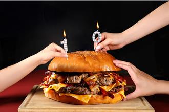528國際漢堡日！台北萬豪牛肉漢堡買1送1 重6公斤巨人堡震撼登場