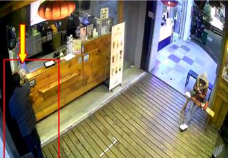 「石膏哥」重出江湖！無視民眾滑手機　竟大膽搬走飲料店愛心箱