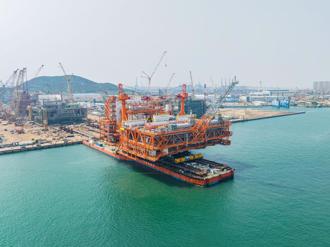 陸渤海最大海上油氣平台完工起運 油田探明地質儲量超億噸