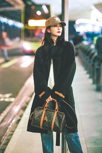 刘诗诗爱包亮相 蔡依林嬉皮风展气场