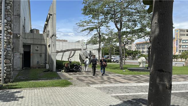 花莲县文化局今天一早遭检廉搜索。（罗亦晽摄）