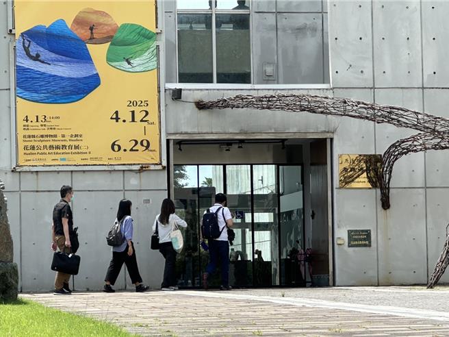 花莲县文化局今天一早遭检廉搜索。（罗亦晽摄）