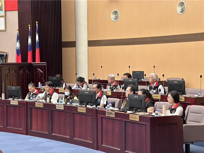 今天是花莲县议会县政总质询首日，县府各局处首长均出席，却不见文化局长吴劲毅身影，位子由他人代坐。（罗亦晽摄）