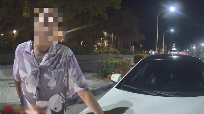 駕駛黃男渾身酒氣、臉色泛紅，起初辯稱車輛早已停妥，自己是酒後才上車準備聯絡代駕，但還是無法逃過警方的舉證，只好用拒測來逃避。（鼓山分局提供）