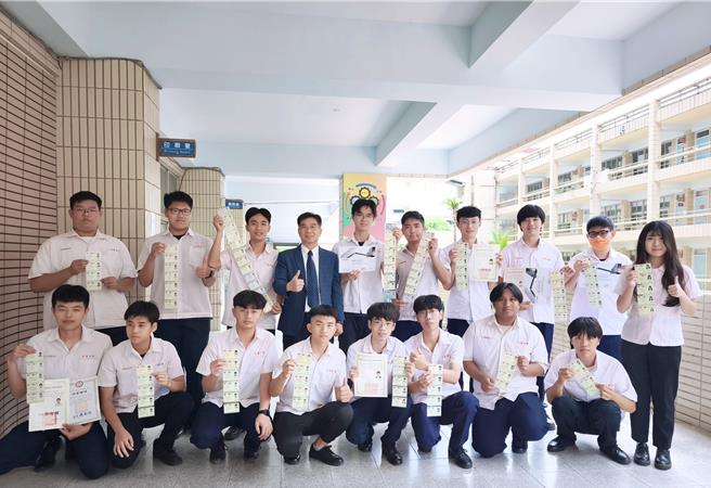 大榮中學技職教育傳捷報，電機科畢業班取得173張證照創新紀錄。（高雄市教育局提供／林雅惠高雄傳真）